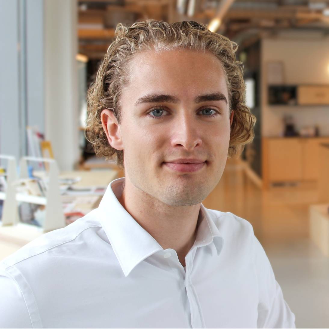 Portrait of the founder wearing a white shirt, representing the personal commitment behind Nordisk Family